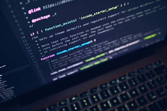 Primer plano de la pantalla de un portátil con líneas de código de programación
